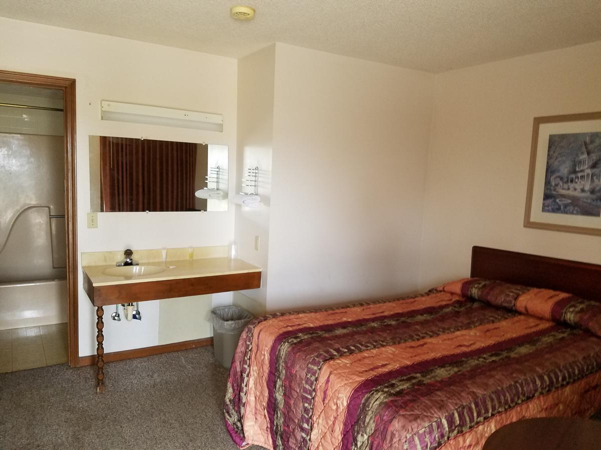 Midwest Inn Paoli エクステリア 写真